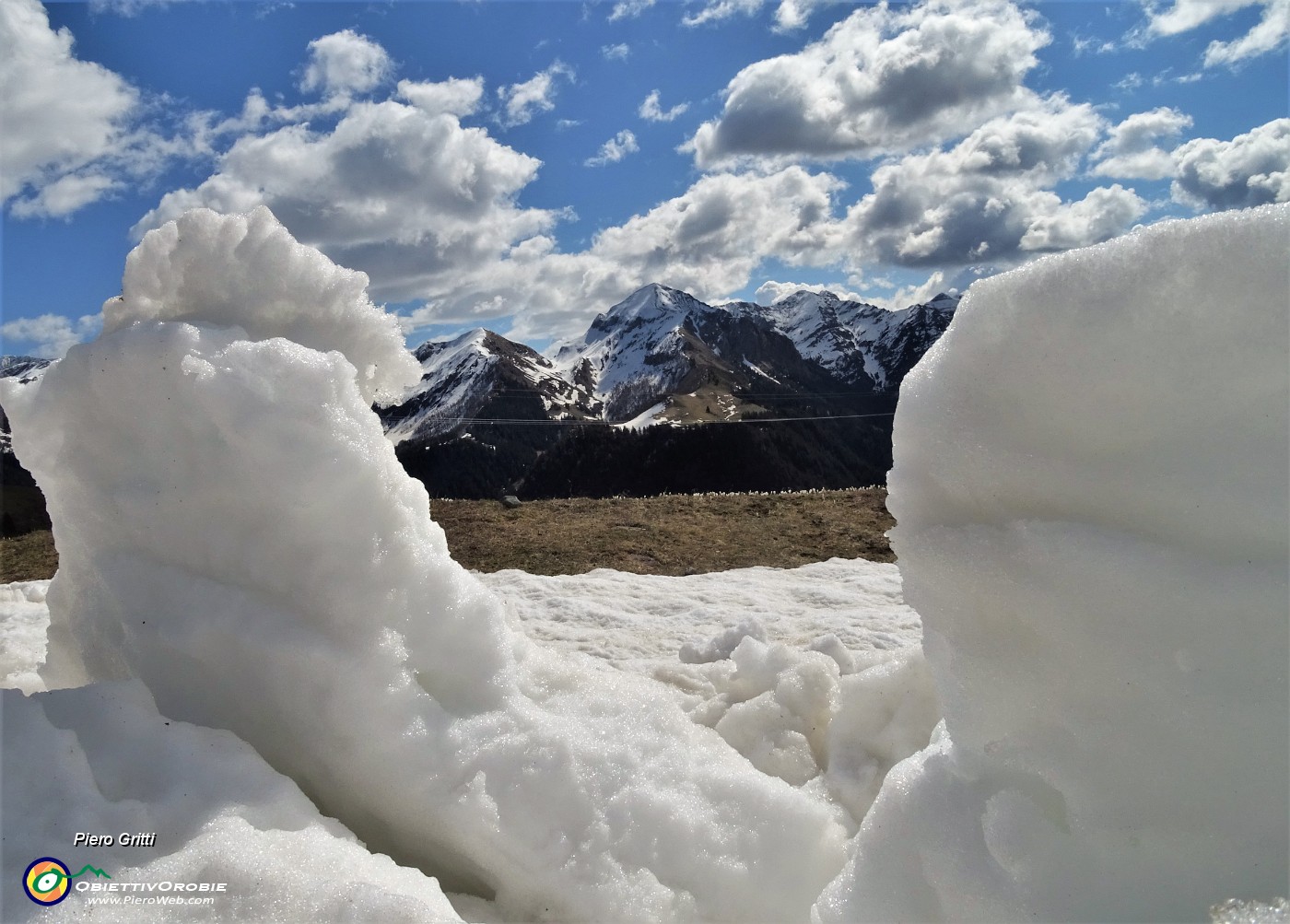 36 Finestra di neve aperta verso i monti Cavallo e Siltri.JPG